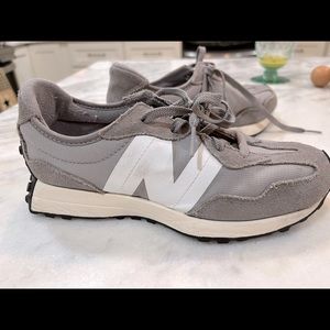 New Balance Unisex 327 Sneakers M4.5/W6 Grey & White